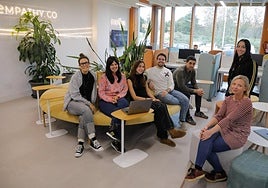 Parte del equipo de Amagijón en la sede situada en el Parque Científico Tecnológico. Página de inicio del portal de búsqueda de Amagijón.