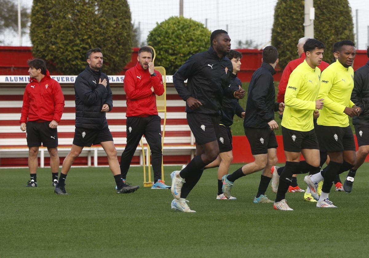 Albés, este fin de semana, observando a sus futbolistas en el inicio de la sesión.