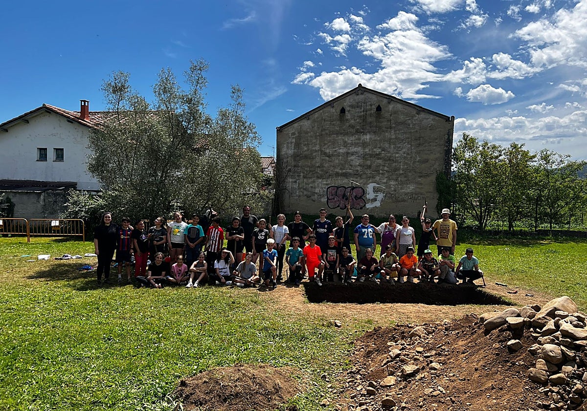 Imagen principal - Los alumnos de los colegios públicos de Grado, durante sus excavaciones en la zona de El Casal.