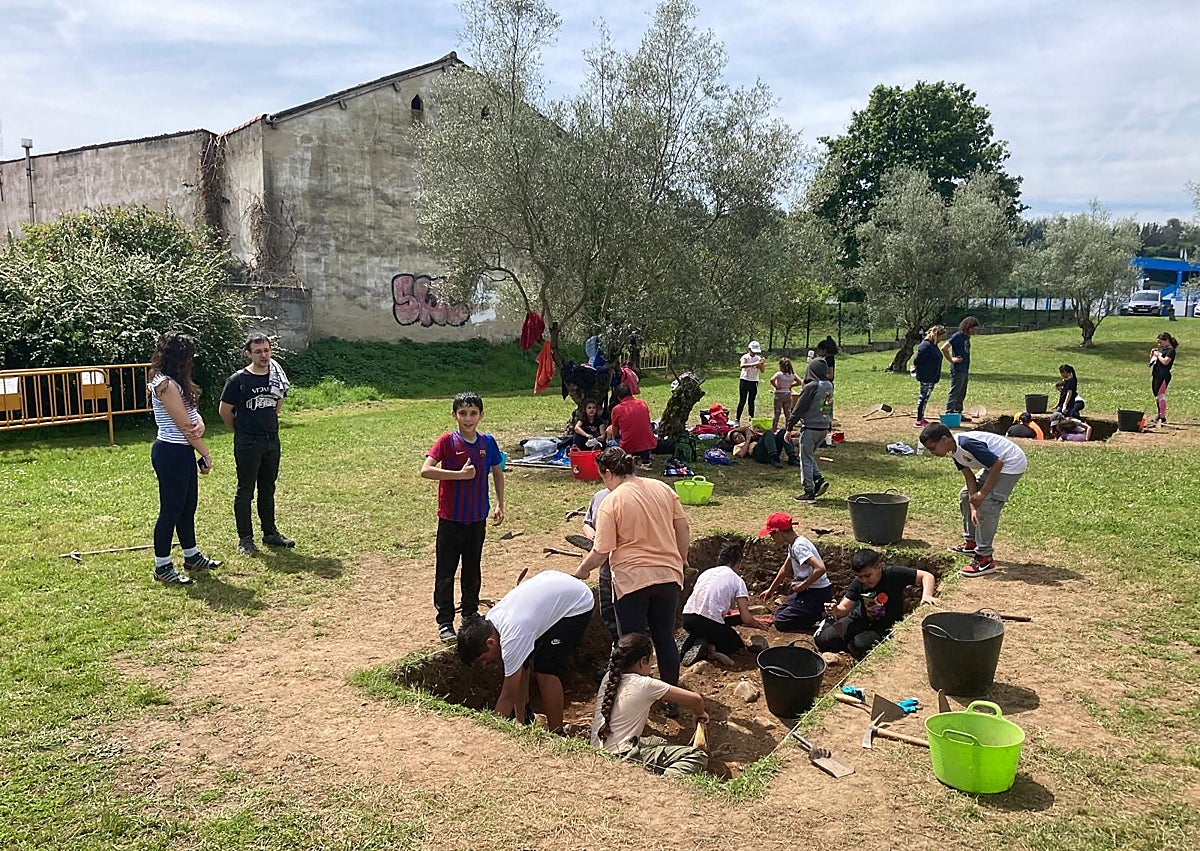 Imagen secundaria 1 - Los alumnos de los colegios públicos de Grado, durante sus excavaciones en la zona de El Casal.