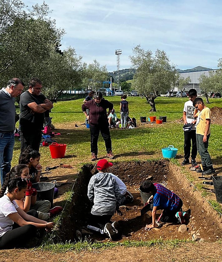 Imagen secundaria 2 - Los alumnos de los colegios públicos de Grado, durante sus excavaciones en la zona de El Casal.