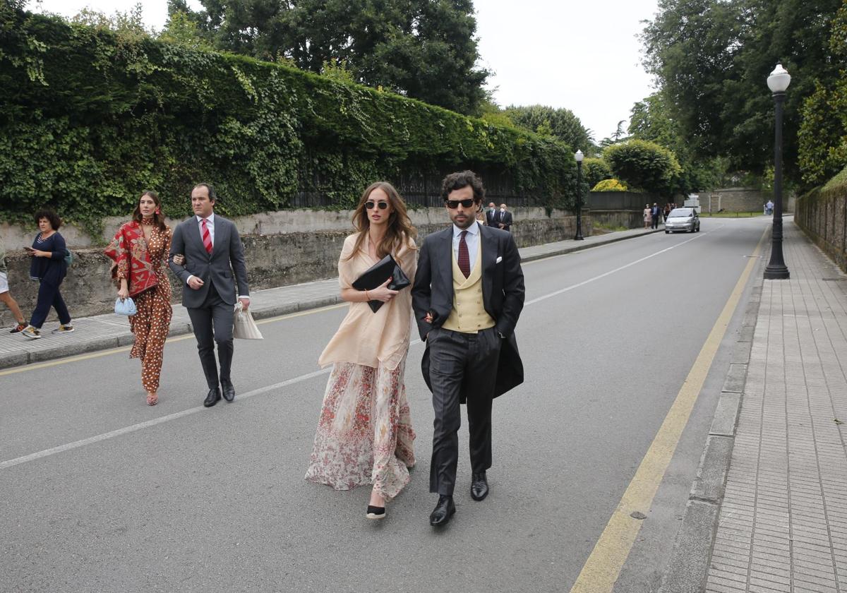 Alonso Aznar y Renata Collado, en la boda de de Carlota Pérez Pla y Pedro Bravo en Gijón en 2021.