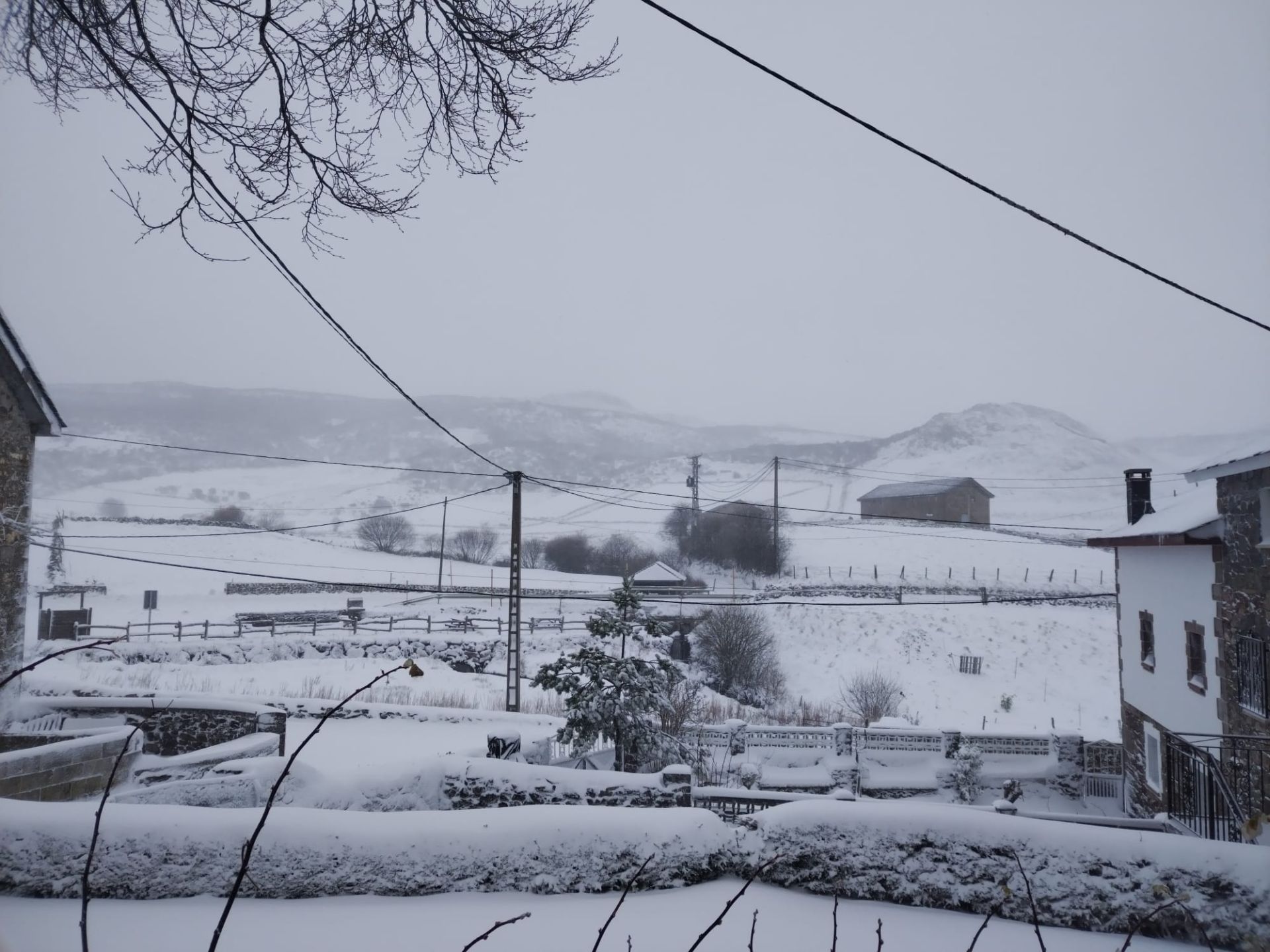 El primer temporal invernal en Asturias: nieve, fuerte viento y lluvia