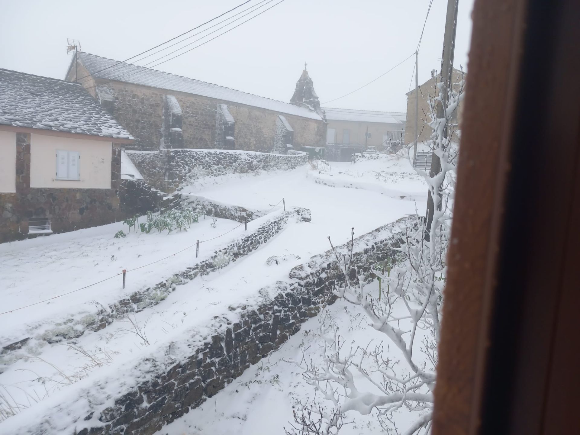 El primer temporal invernal en Asturias: nieve, fuerte viento y lluvia