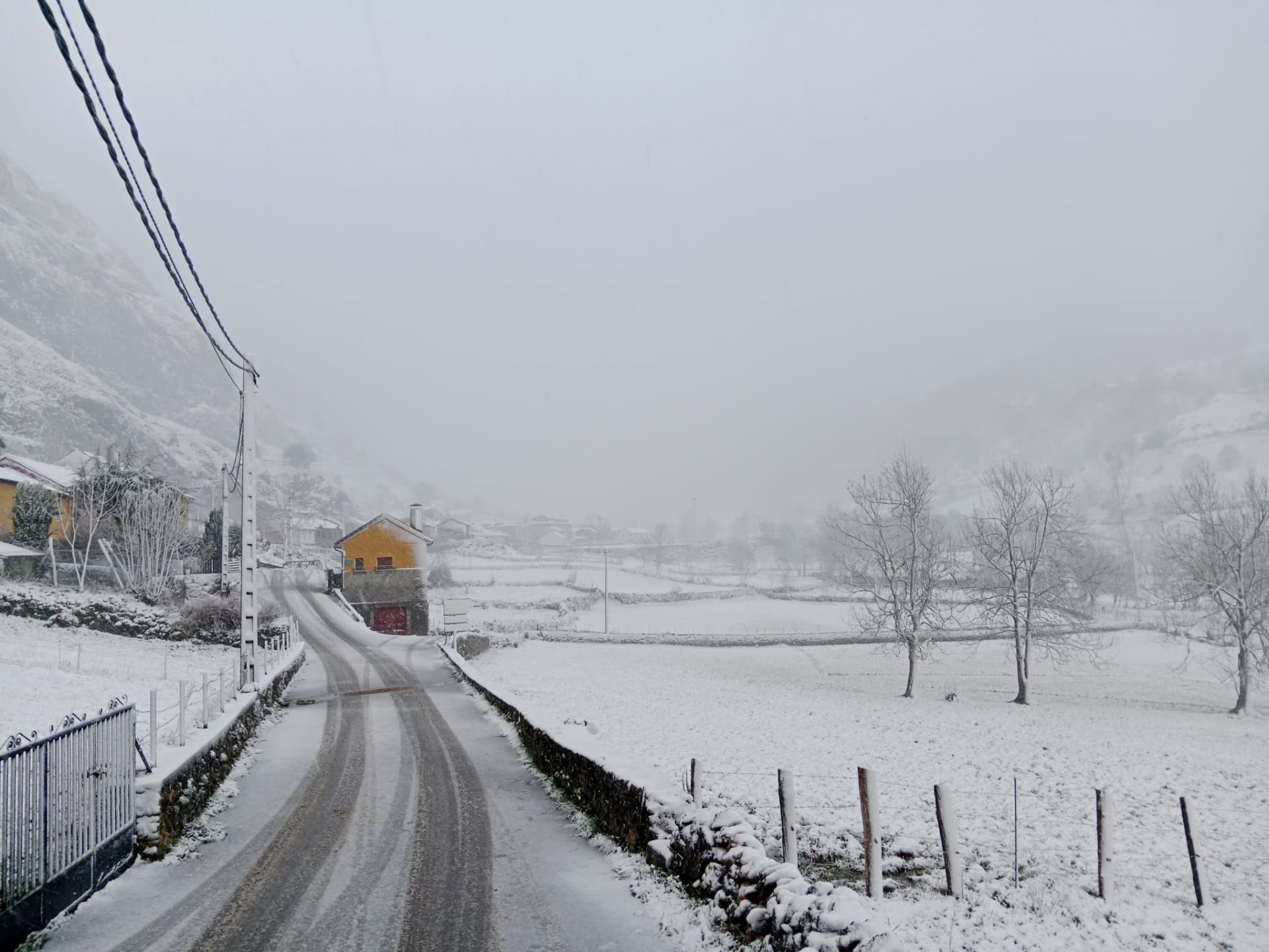 El primer temporal invernal en Asturias: nieve, fuerte viento y lluvia