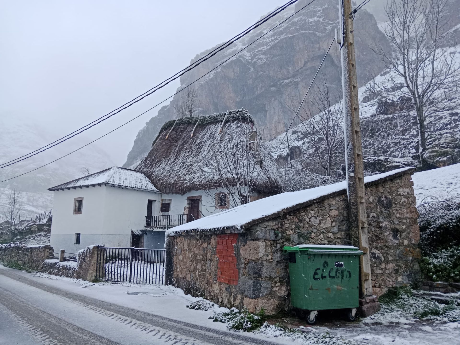 El primer temporal invernal en Asturias: nieve, fuerte viento y lluvia