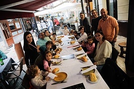 Una familia se reúne durante la época navideña a disfrutar de una comida en un restaurante de Gijón.