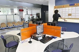 Un hombre consulta las ofertas de trabajo en las oficinas del Servicio Público de Empleo en Avilés.