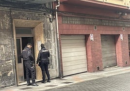 Agentes de la Policía Nacional, el domingo, custodiando el portal donde ocurrió el trágico suceso.