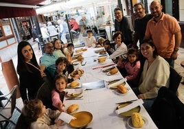 Una familia celebra una comida prenavideña en un restaurante de la zona del Carmen.