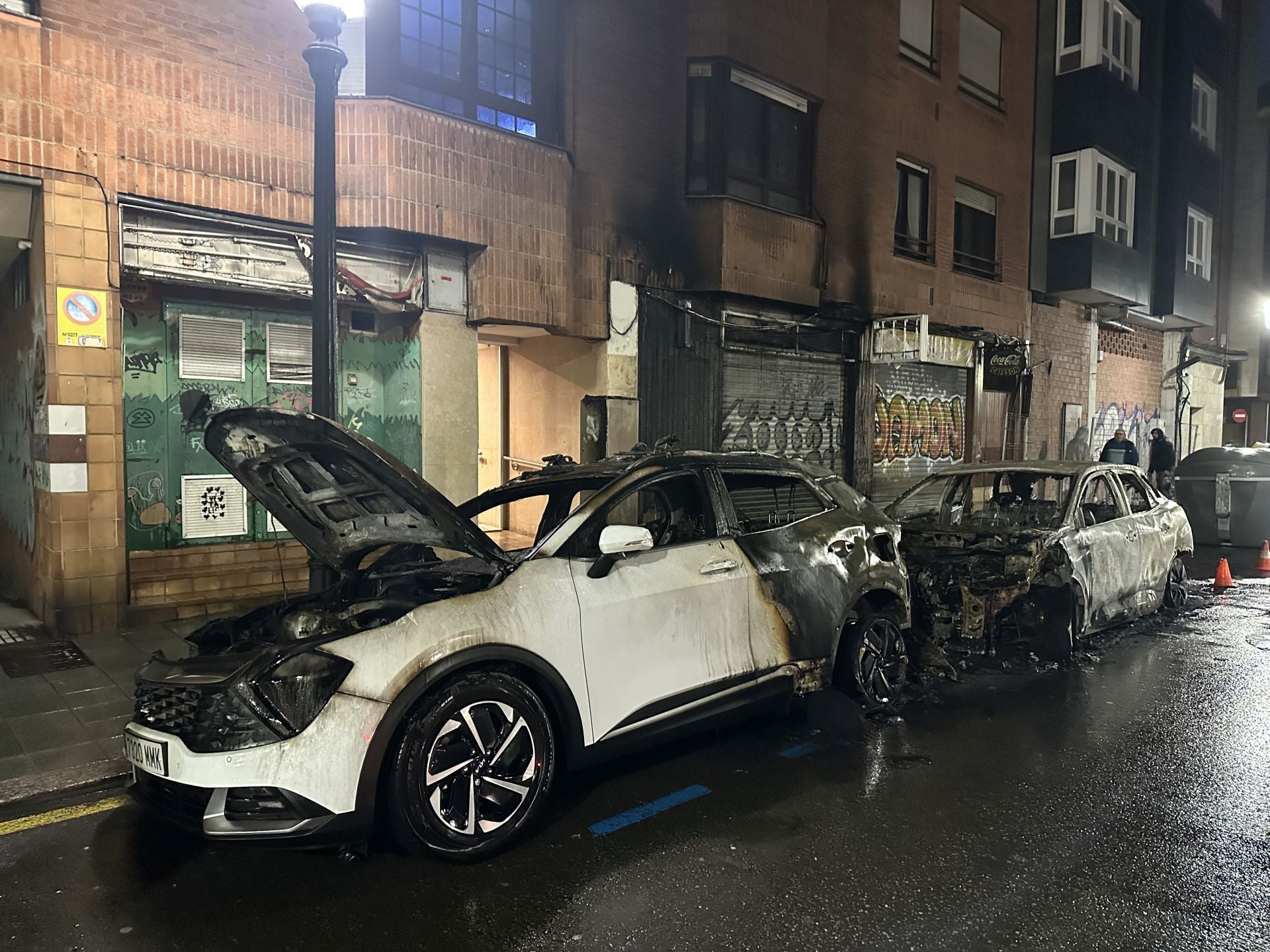 Los dos coches calcinados en Marqués de Casa Valdés