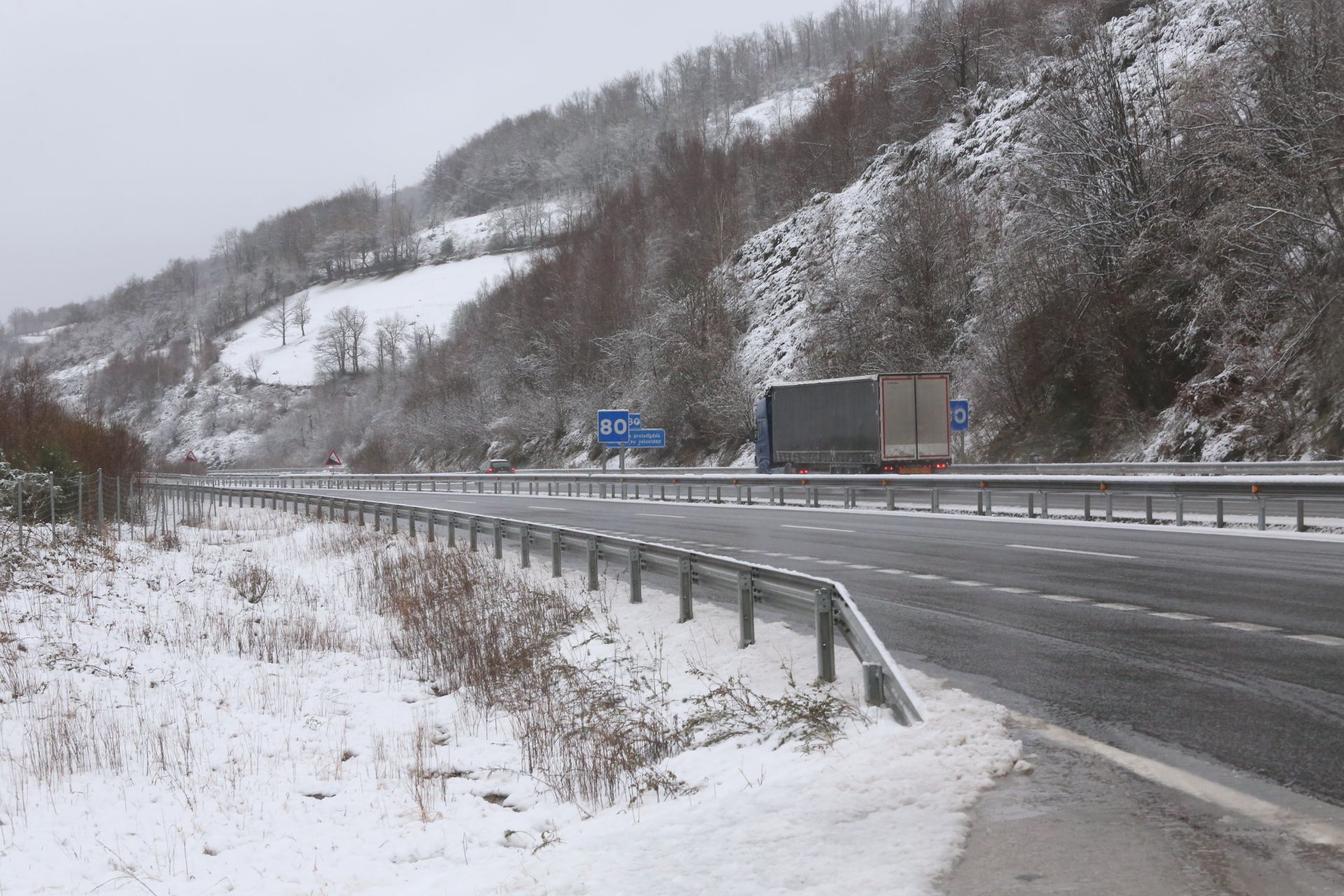 Nieve, lluvia y mucho frío en lo peor del temporal en Asturias