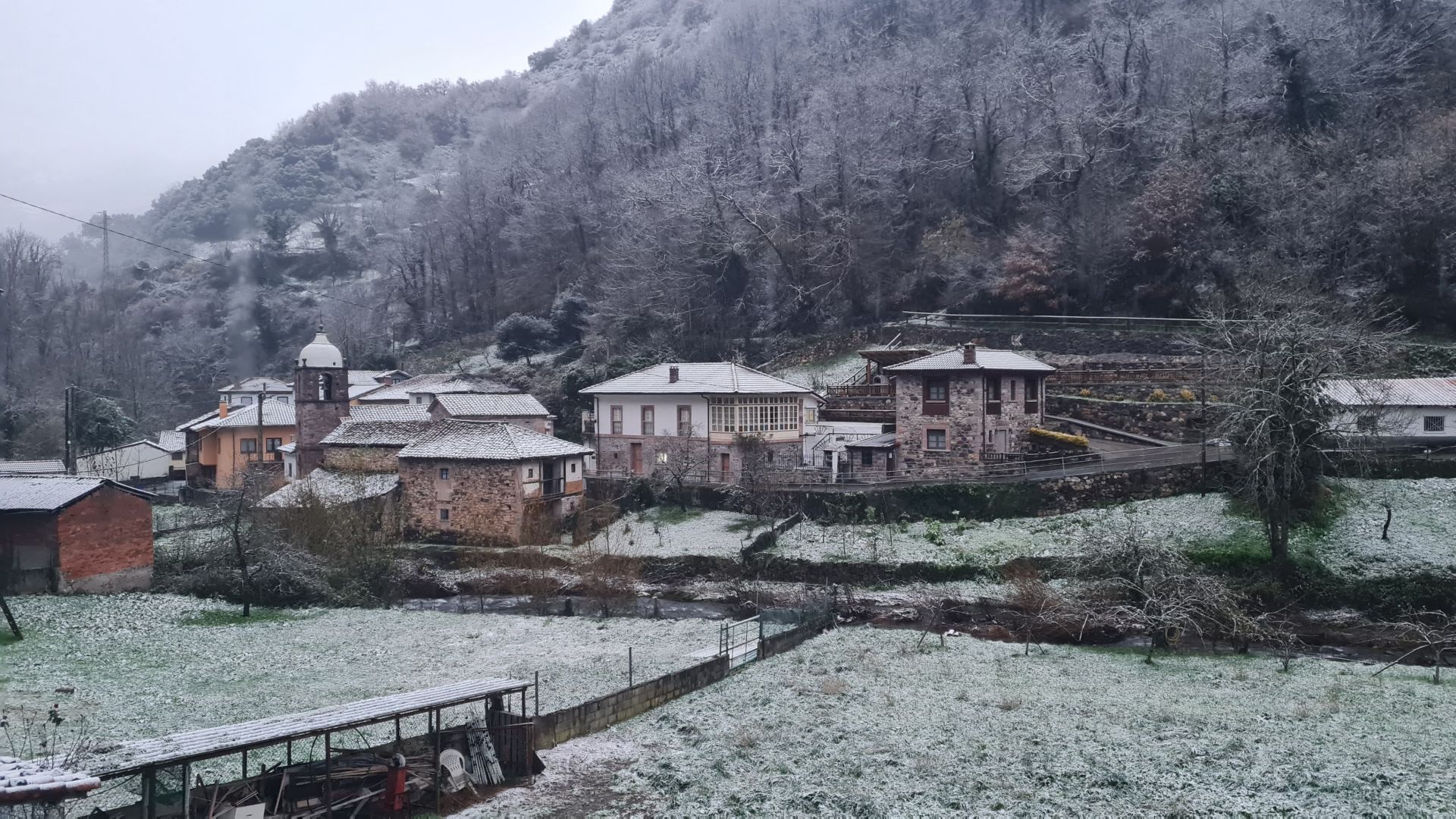 Nieve, lluvia y mucho frío en lo peor del temporal en Asturias