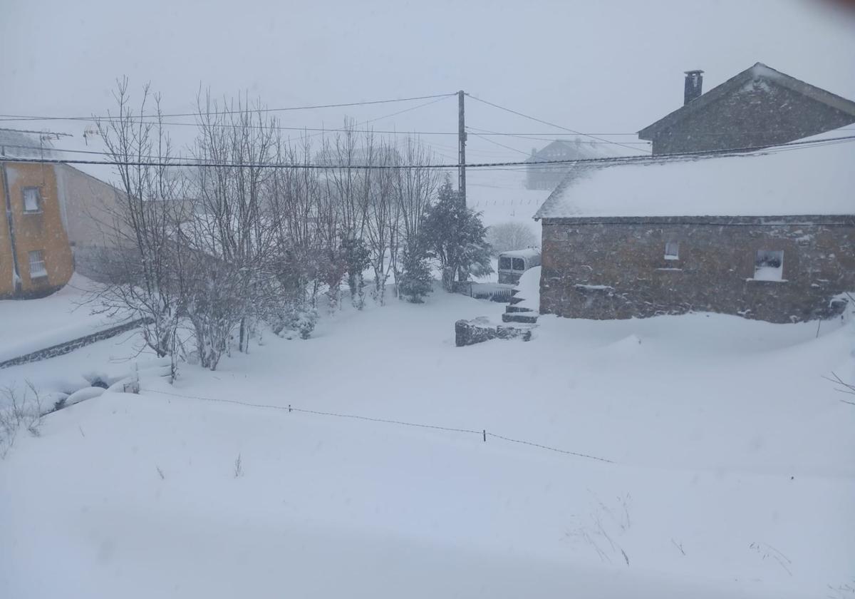 Nieve, lluvia y mucho frío en lo peor del temporal en Asturias