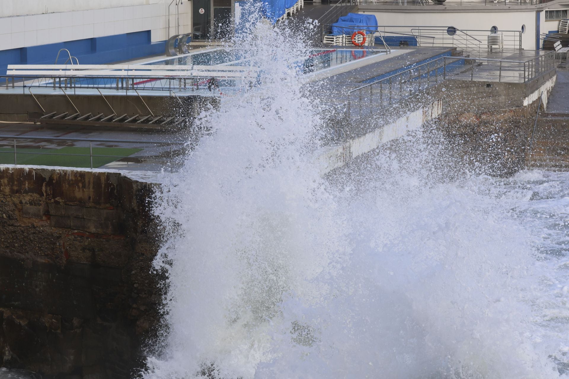 Nieve, lluvia y mucho frío en lo peor del temporal en Asturias