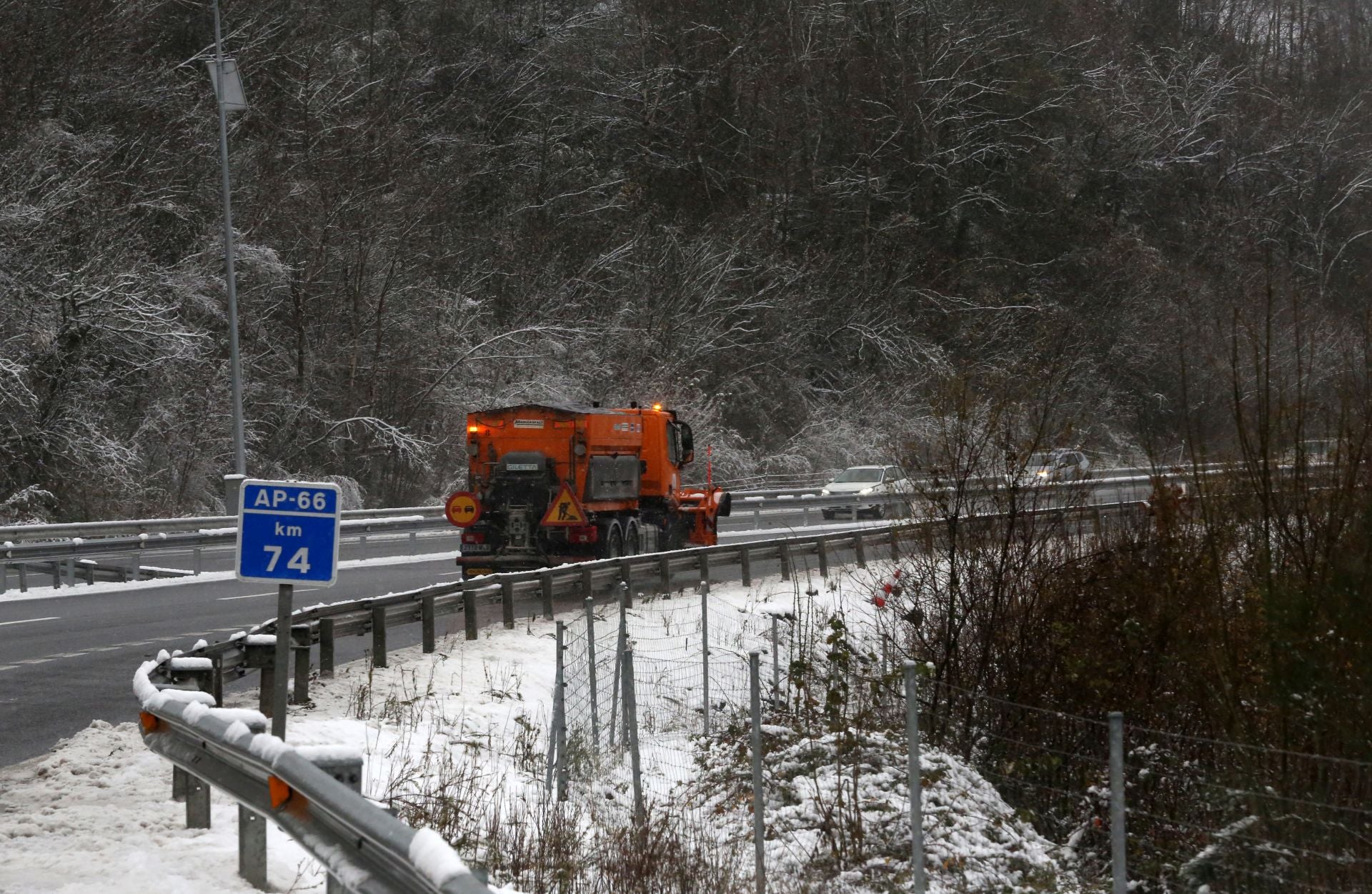 Nieve, lluvia y mucho frío en lo peor del temporal en Asturias