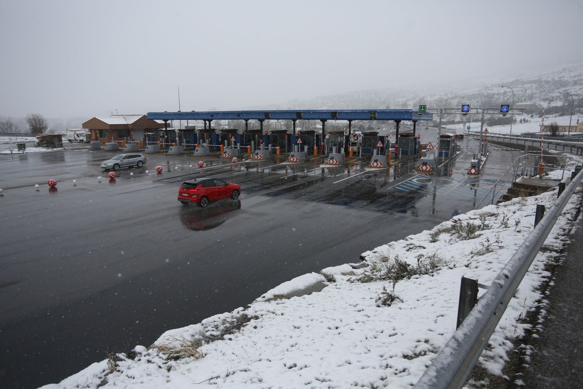 Nieve, lluvia y mucho frío en lo peor del temporal en Asturias