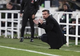 Rubén Albés aplaude una acción de sus futbolistas durante el partido de ayer.