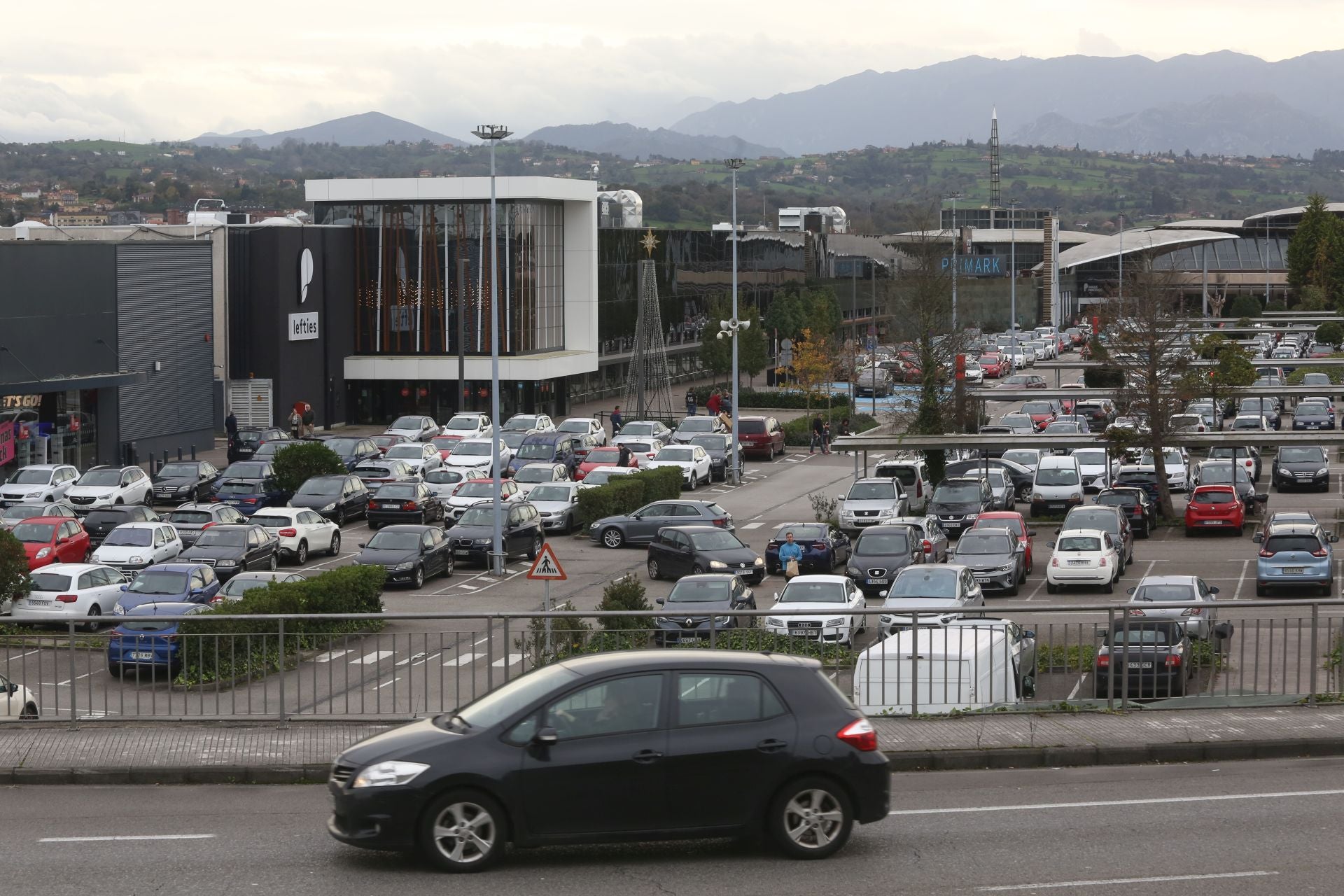 El parking de Parque Principado, prácticamente lleno.