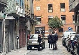 El juez y el fiscal, delante del portal, con agentes de la Policía Nacional.