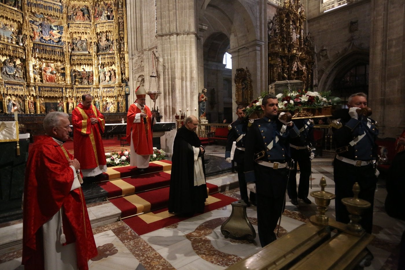 Jesús Sanz, con mitra y báculo, espera a que policías locales trasladen los restos de Santa Eulalia de Mérida, ayer, en la Catedral.
