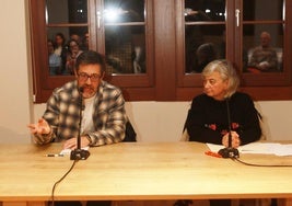 Edmundo Pérez presentó 'La abolición de lo mezquino' en Gijón, junto a Ana González.