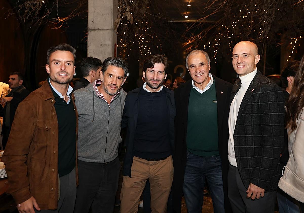 Joaquín Alonso junto a los directivos del club.