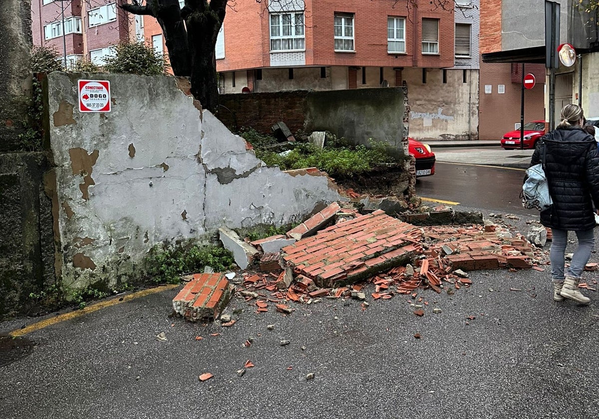 Tramo de muro caído junto al acceso al Colegio Público Miguel de Cercantes.