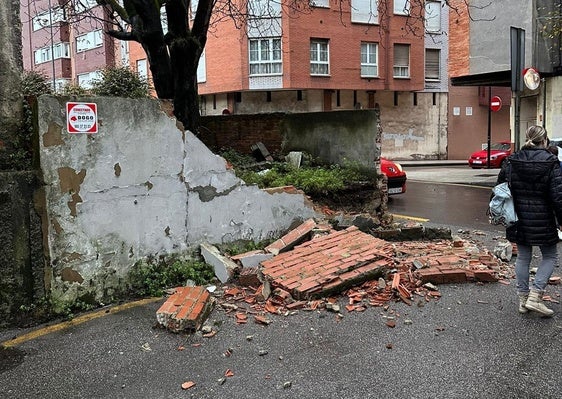 Tramo de muro caído junto al acceso al Colegio Público Miguel de Cercantes.