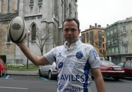 David Méndez, con una camiseta del Pasek Belenos en la plaza de La Merced de Avilés.