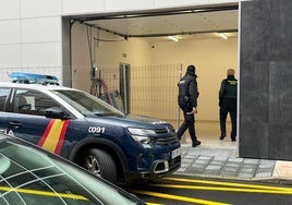 Policía Nacional y Guardia Civil, durante la salida del detenido del Palacio de Justicia de Langreo.