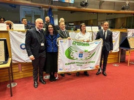 La consejera Vanessa Gutiérrez y la directora general de Deporte Manuela Fernández, ayer, en la sede del Parlamento Europeo, en el momento de recoger de los responsables de ACES Europe la bandera oficial de la distinción de Región Europea del Deporte 2025 para el Principado de Asturias.