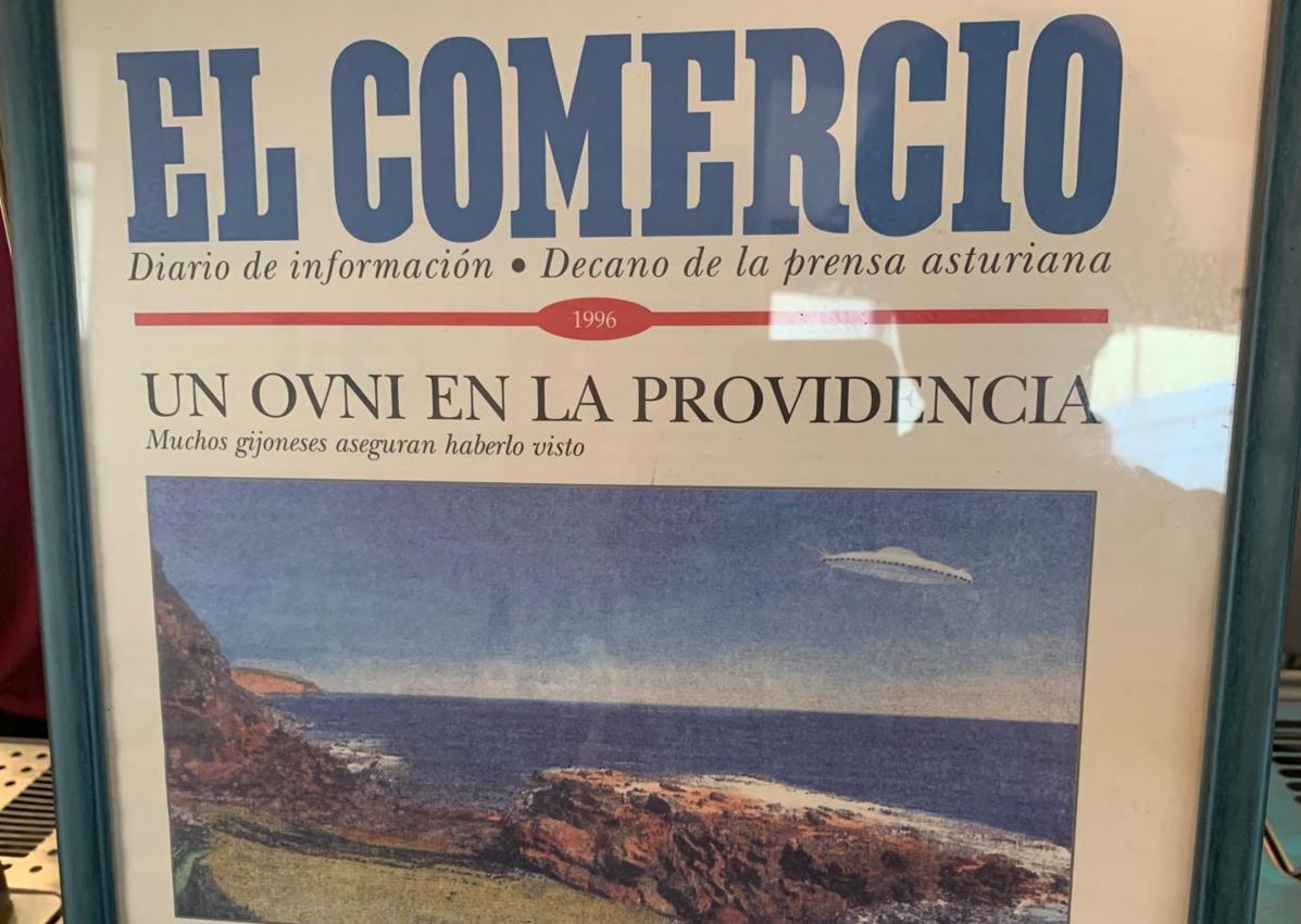Imagen secundaria 1 - Arriba, el establecimiento situado en la calle de la Cabeza. Abajo, una fotografía de Rambal y una portada de EL COMERCIO del año 1996 que forman parte de la decoración del local. 