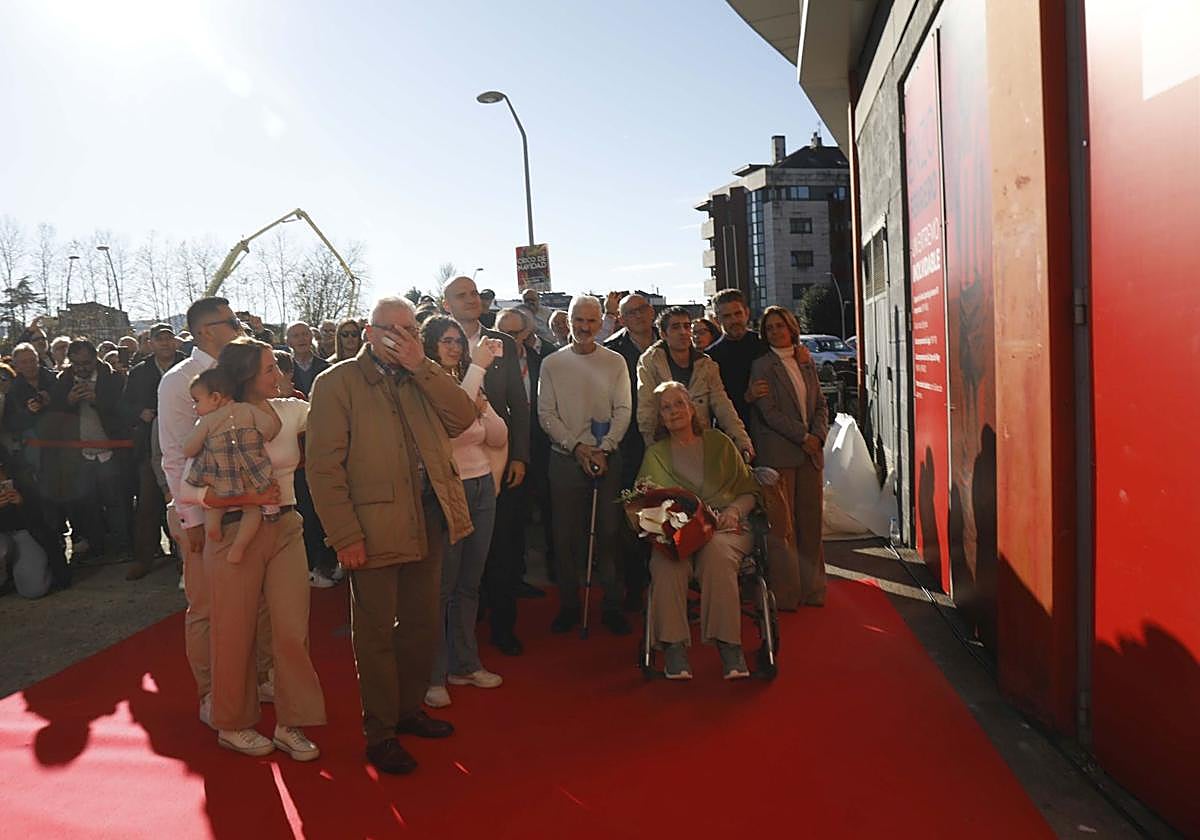 Fotos: la puerta 11 de El Molinón ya lleva el nombre de Enzo Ferrero