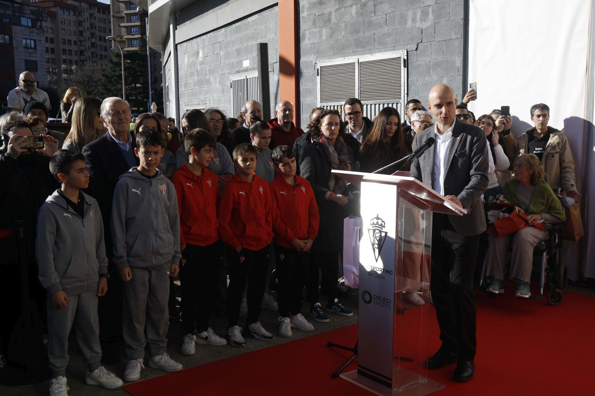 La puerta 11 de El Molinón ya lleva el nombre de Enzo Ferrero