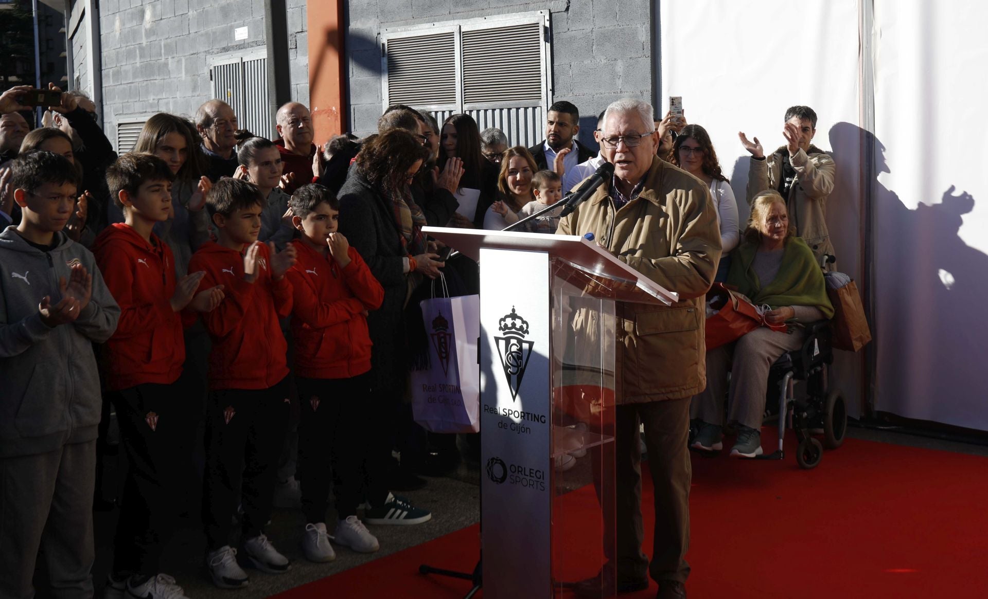 La puerta 11 de El Molinón ya lleva el nombre de Enzo Ferrero