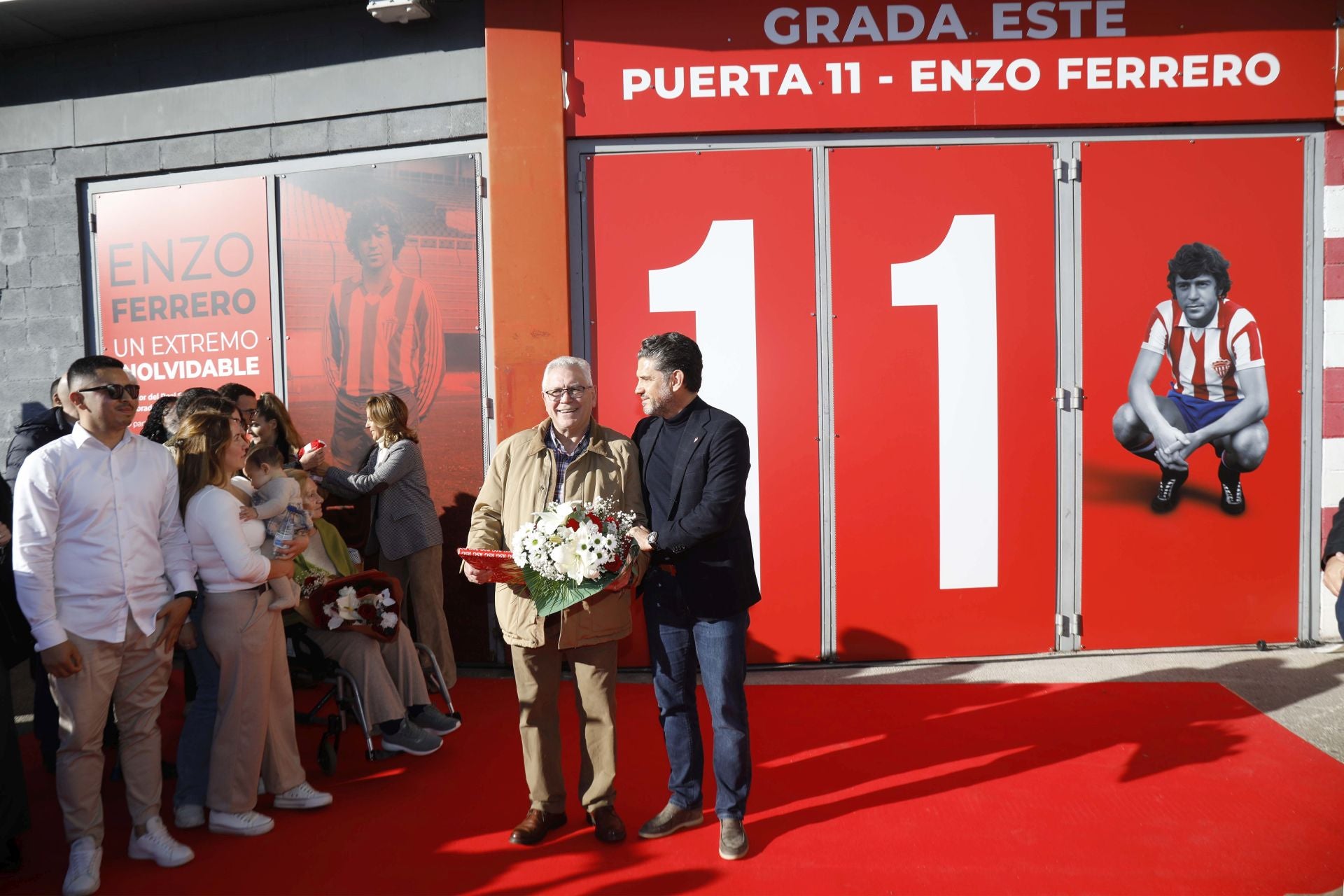 La puerta 11 de El Molinón ya lleva el nombre de Enzo Ferrero