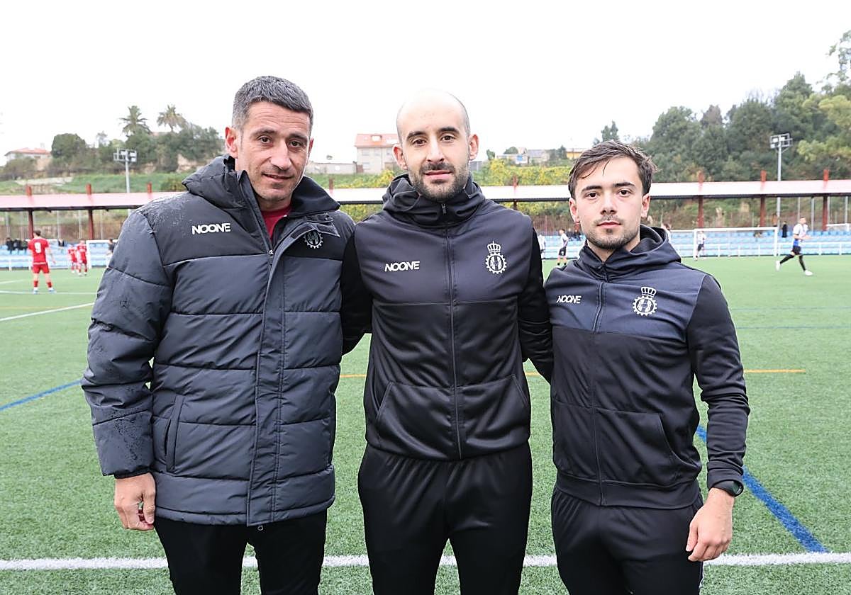 Saúl Berjón, Alejandro Robles y Lucas Menéndez, antes del partido del Real Avilés ante el Covadonga.