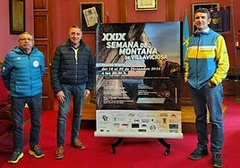 El edil de Deportes, José Antonio Fernández, entre Juan Parrondo y César Pina, del grupo Llama Ello de Villaviciosa.