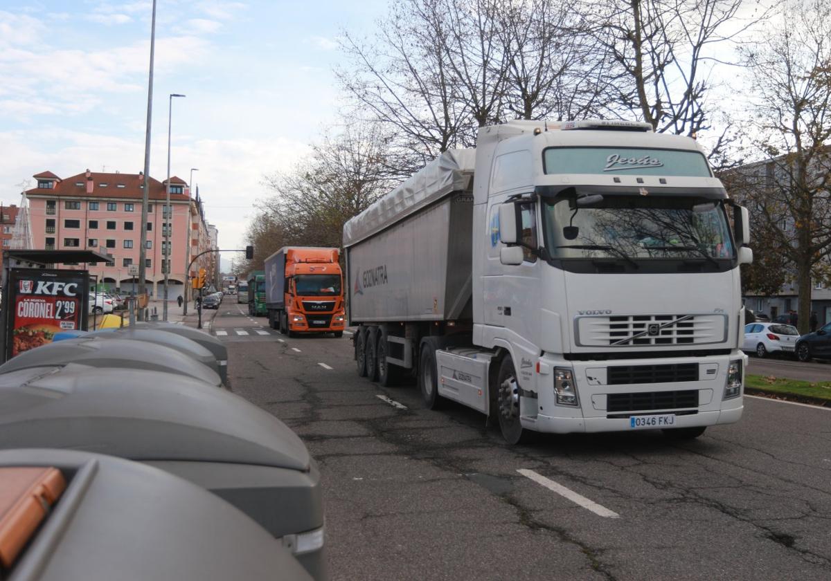 Camiones circulando por la avenida del Príncipe de Asturias, en La Calzada.