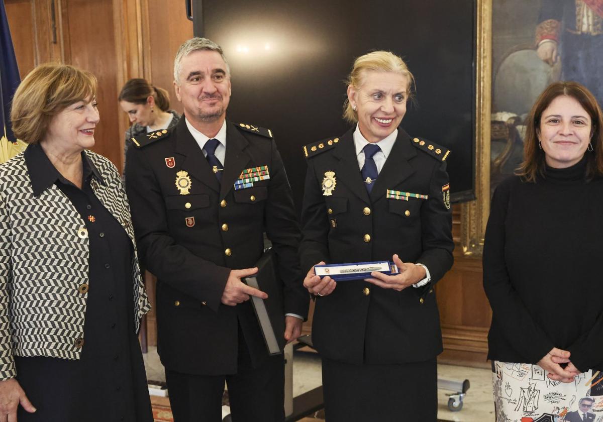 La alcaldesa y la delegada del Gobierno en Asturias hicieron entrega de unos galardones al Jefe Superior de la Policía Nacional de Asturias y la comisaria de Avilés.