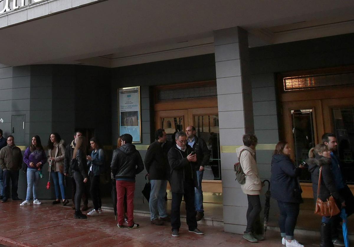 Colas en el Teatro Filarmónica, uno de los escenarios de la Navidad en Oviedo.