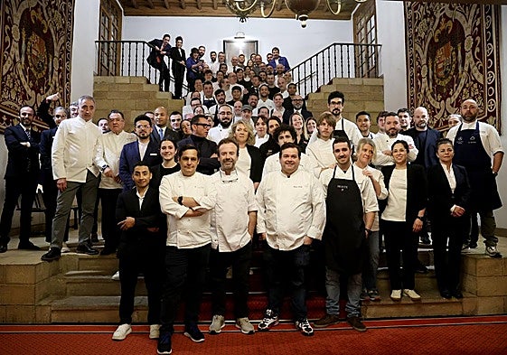 En el centro, los chefs Isaac Loya, Nacho Manzano y Marcos Morán, junto al resto de participantes: más de treinta cocineros y pasteleros.
