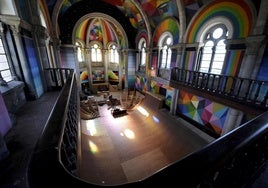 La iglesia desacralizada de Santa Bárbara, en el polígono de Asipo, decorada por Okuda San Miguel.