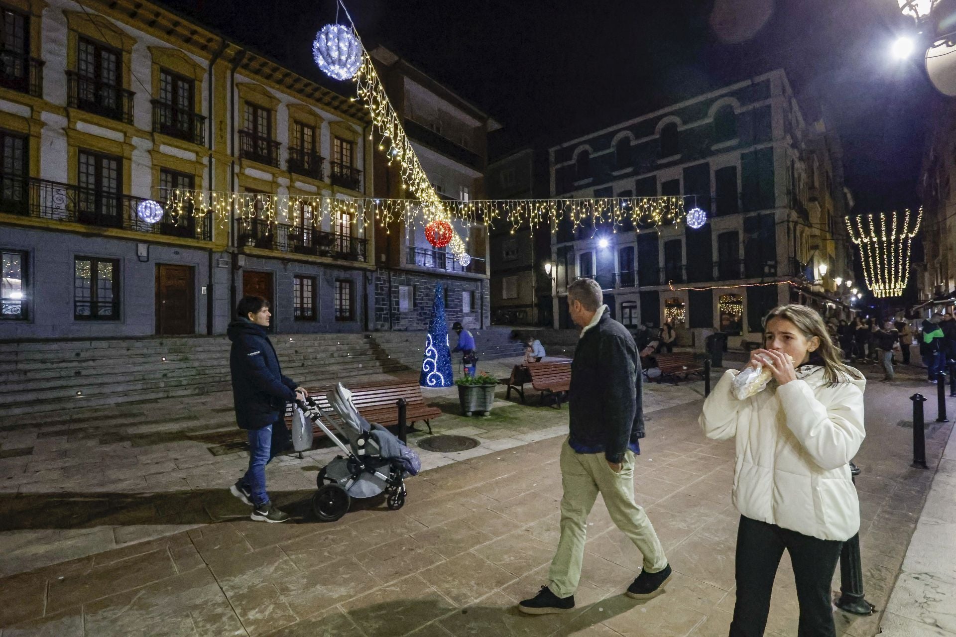 Candás ilumina el espíritu de la Navidad