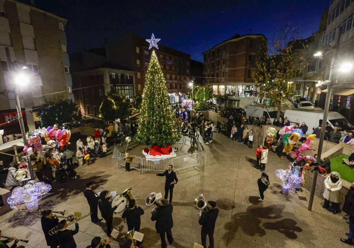 Candás ilumina el espíritu de la Navidad