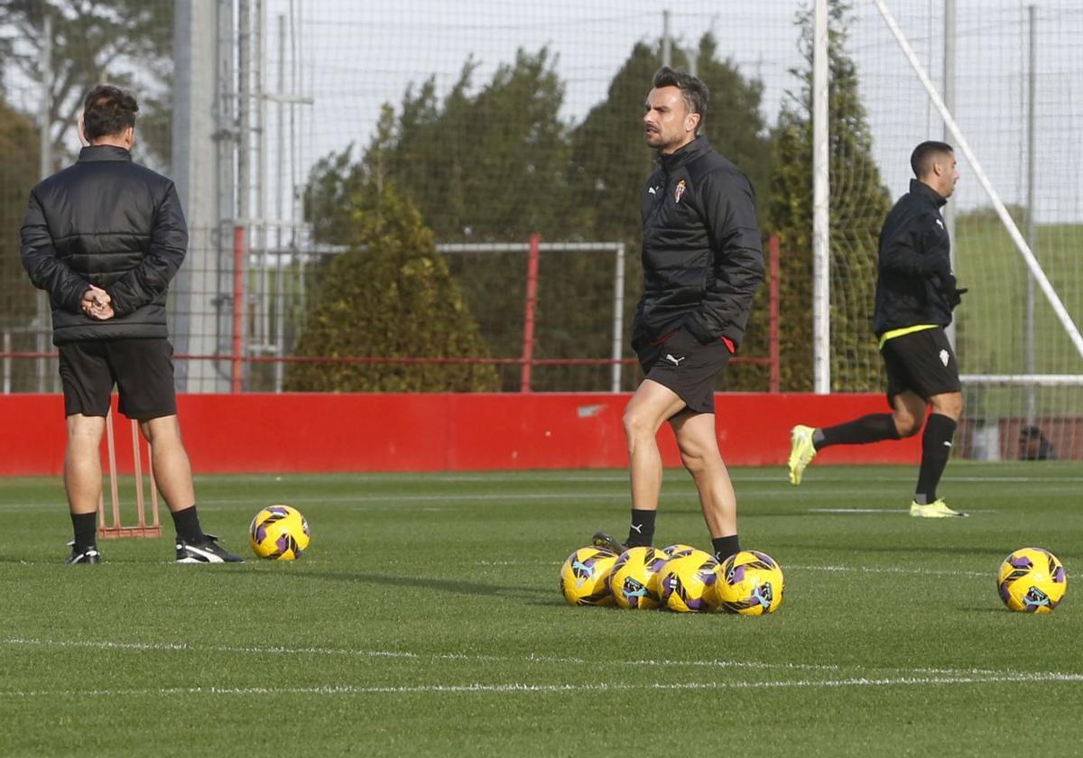Rubén Albés, durante un entrenamiento del Sporting.
