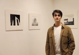 Álvaro Trabanco posa en la exposición individual que está abierta en Estambul hasta el 26 de diciembre.