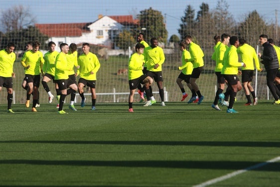 Los jugadores del Sporting, durante la sesión de entrenamiento de ayer, la última antes del choque frente al Racing de Ferrol.