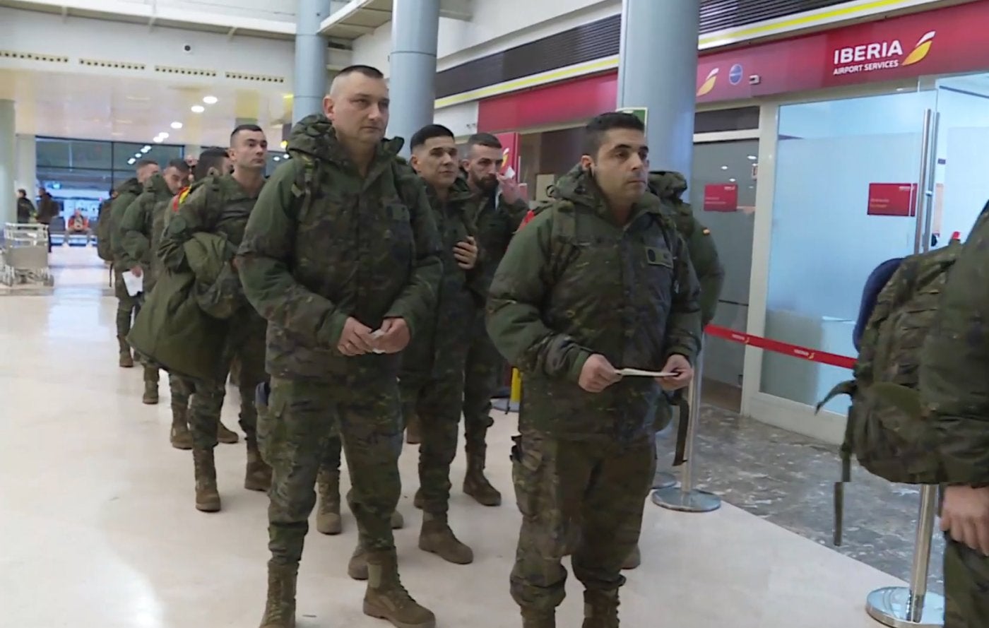 Los soldados del Acuertelamiento de Siero, ayer, esperando para embarcar rumbo a Bratislava.